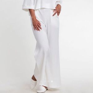 BNWT Chic Wide Leg Pants color Ivory